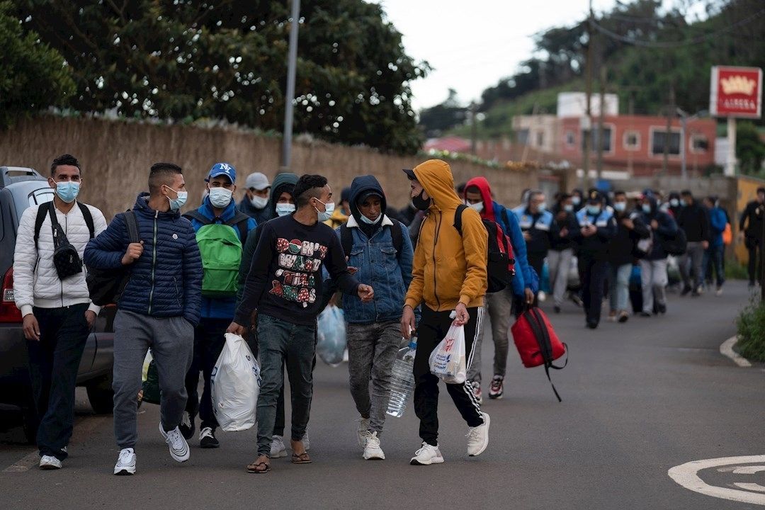 Personas menores migrantes acceden al campamento de Las Raíces, Tenerife. / Archivo
