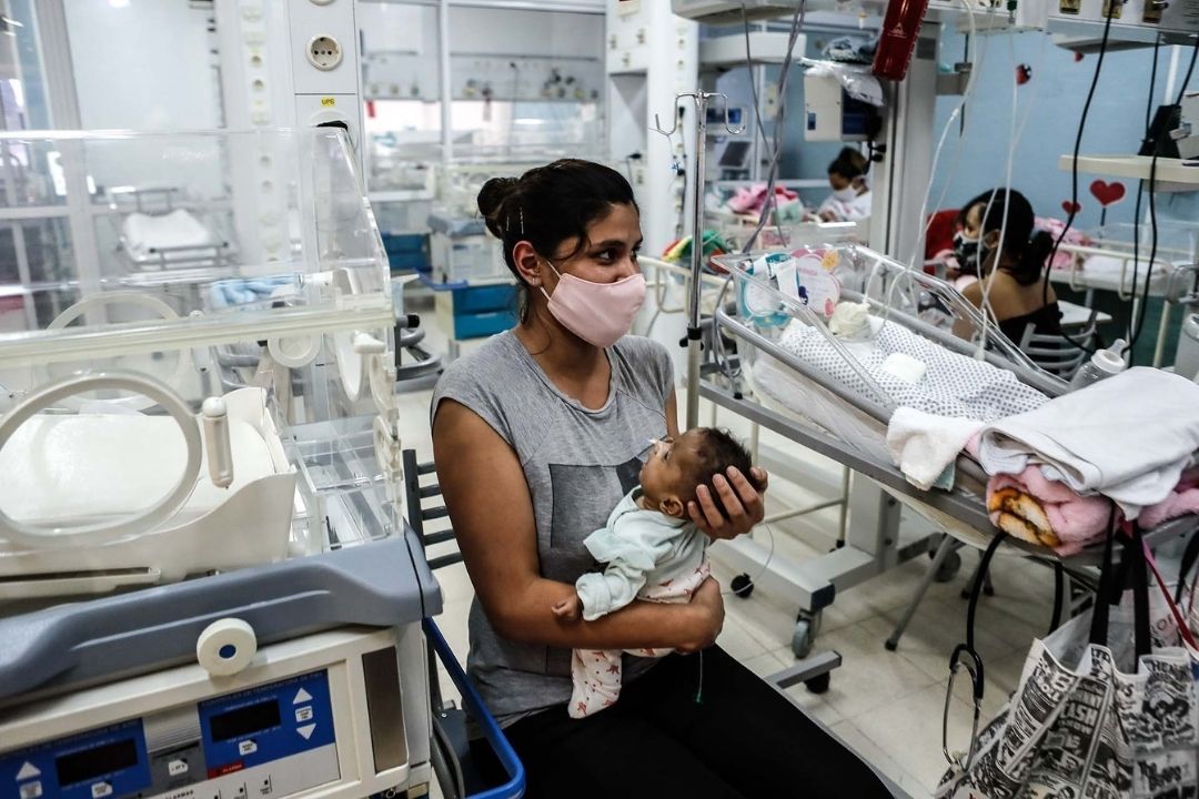 Madres con su bebes tras sus nacimientos./ ARCHIVO