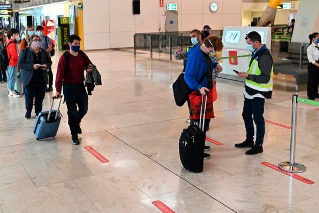 Pasajeros con destino a Canarias./ EFE