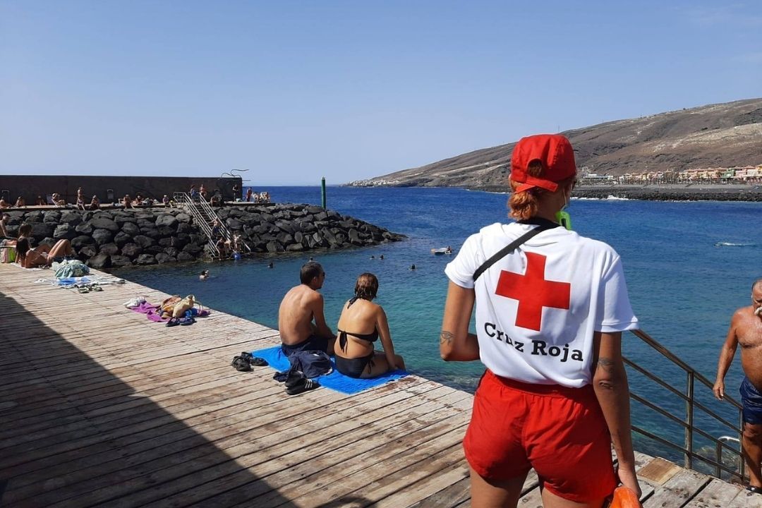Una socorrista en una de las playas de Canarias. / Archivo