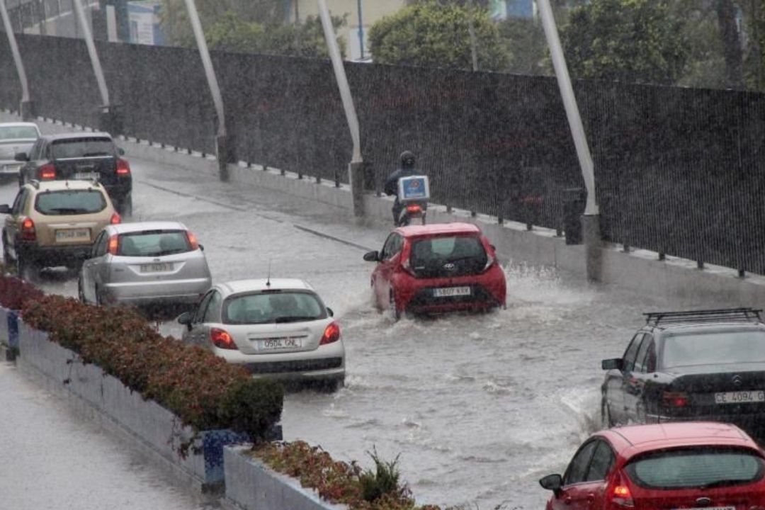 Tramo de vía inundado. / EFE