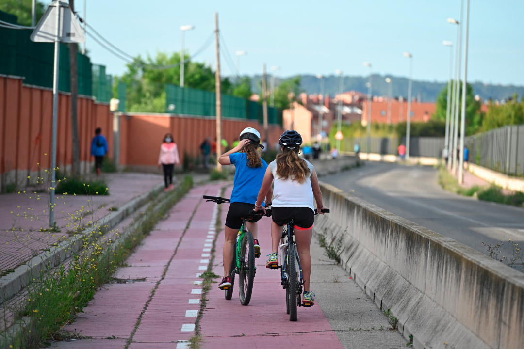 Unas personas en bicicleta./ EFE