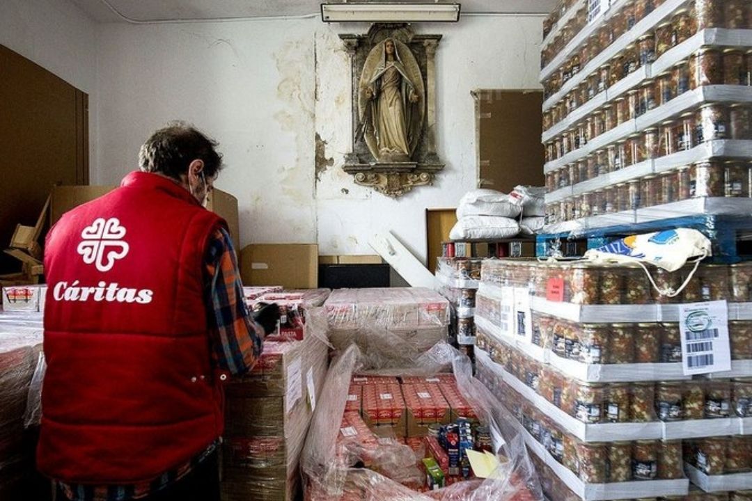 Imagen de un almacén de Cáritas con comida. / AH