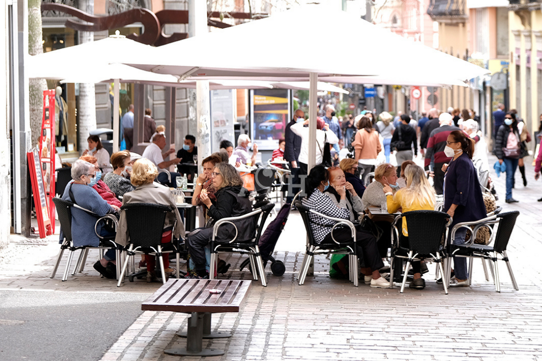 Clientes departen en la terraza de una céntrica calle de Santa Cruz (Canarias)./ AH.