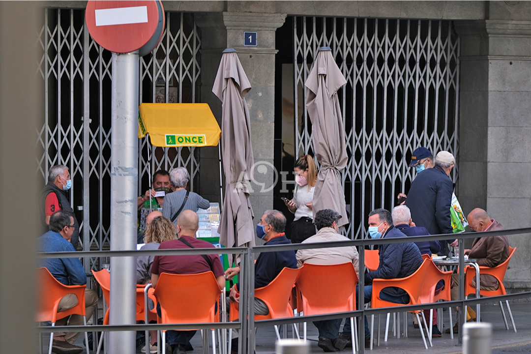 Clientes en la terraza del Bar Imperial de Santa Cruz (Canarias)./ Jacfotografo.