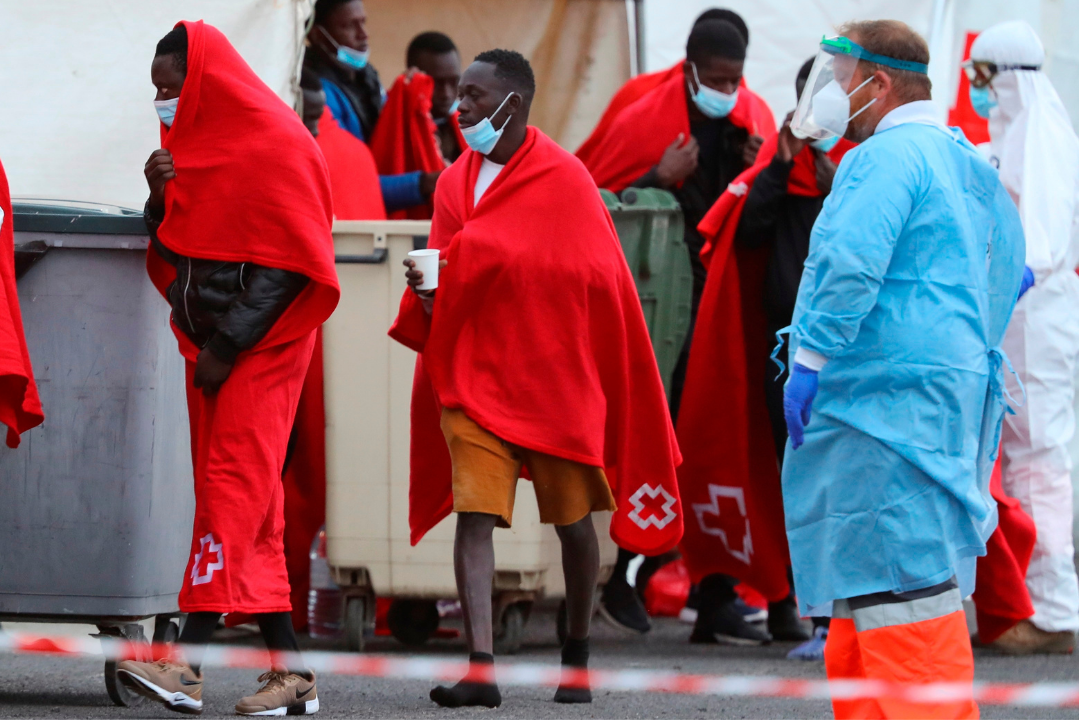 Grupo de personas rescatadas por Salvamento Marítimo en aguas de Canarias. / EFE
