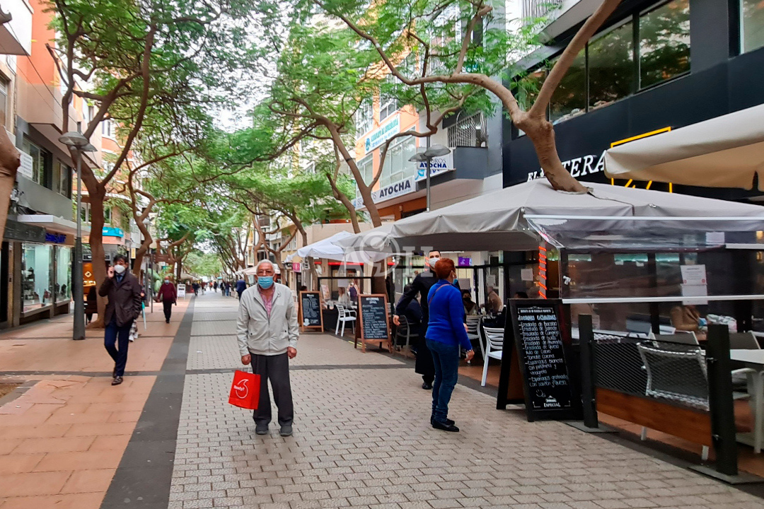 Grupo de personas paseando por zona comercial de Tenerife. / Jacfotógrafo 