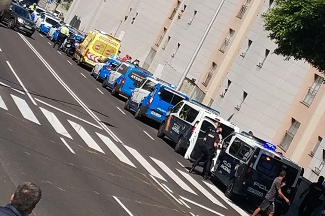 Sanitarios y policías asisten para controlar una reyerta. / AH