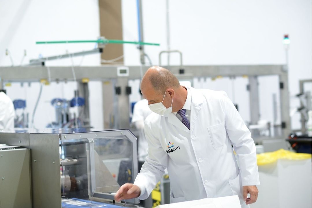 Tomás Martín, director de Episcan, supervisa la fábrica. / Archivo