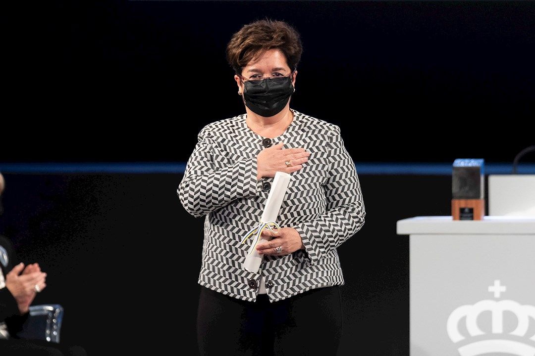 Dolores Corbella recibe el aplauso del público del Teatro Guimerá tras recoger el Premio Canarias 2021 de Investigación e Innovación EFE Miguel Barreto