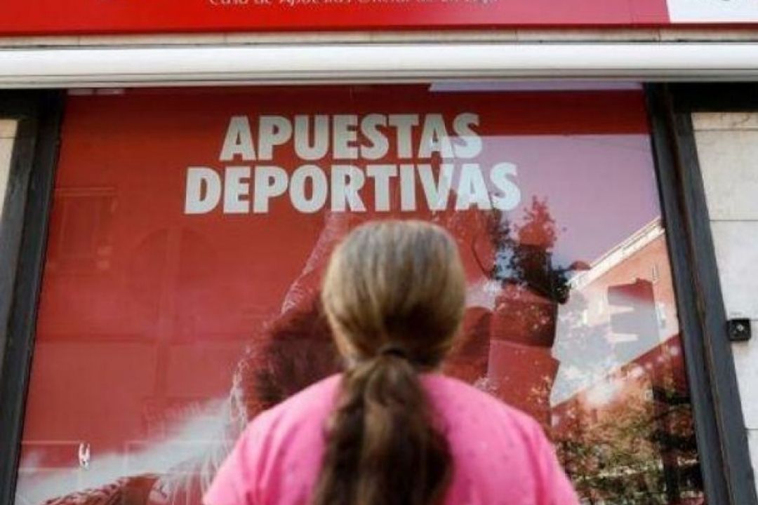 Una mujer observa un local de juego. / EFE