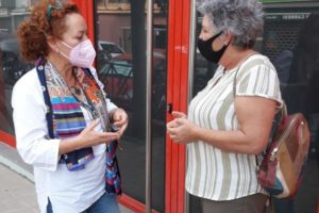 Dos mayores de 55 años conversan./ Archivo