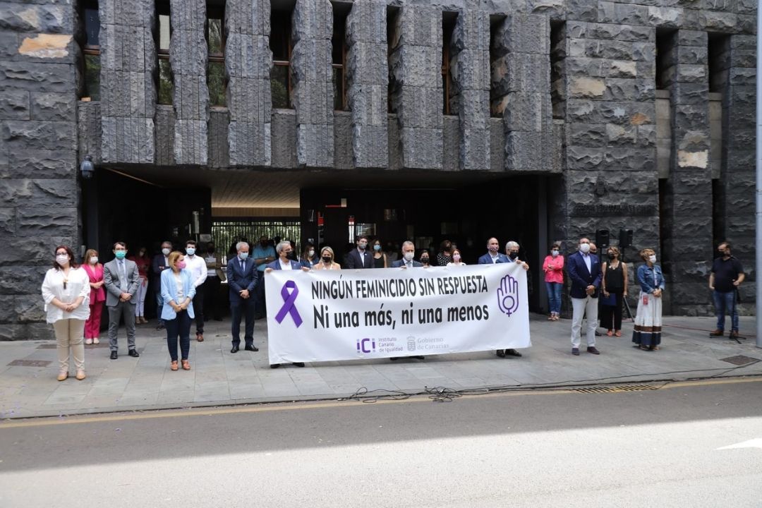 Manifestación contra la violencia de género a las puertas de Presidencia del Gobierno de Canarias. / AH