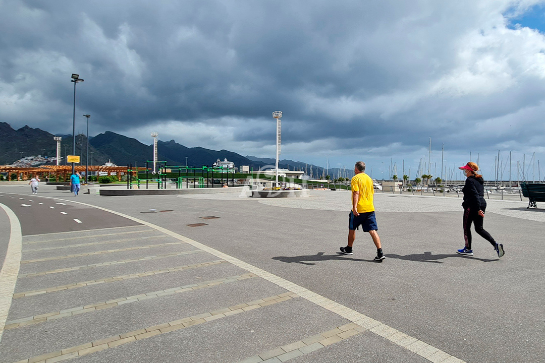 Viandante pasean por el paseo marítimo de Santa Cruz de Tenerife./ Jacfotógrafo.