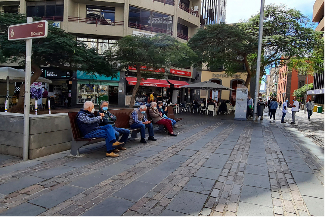 Vecinos de Santa Cruz en la céntrica plaza del Chicharro./ AH.