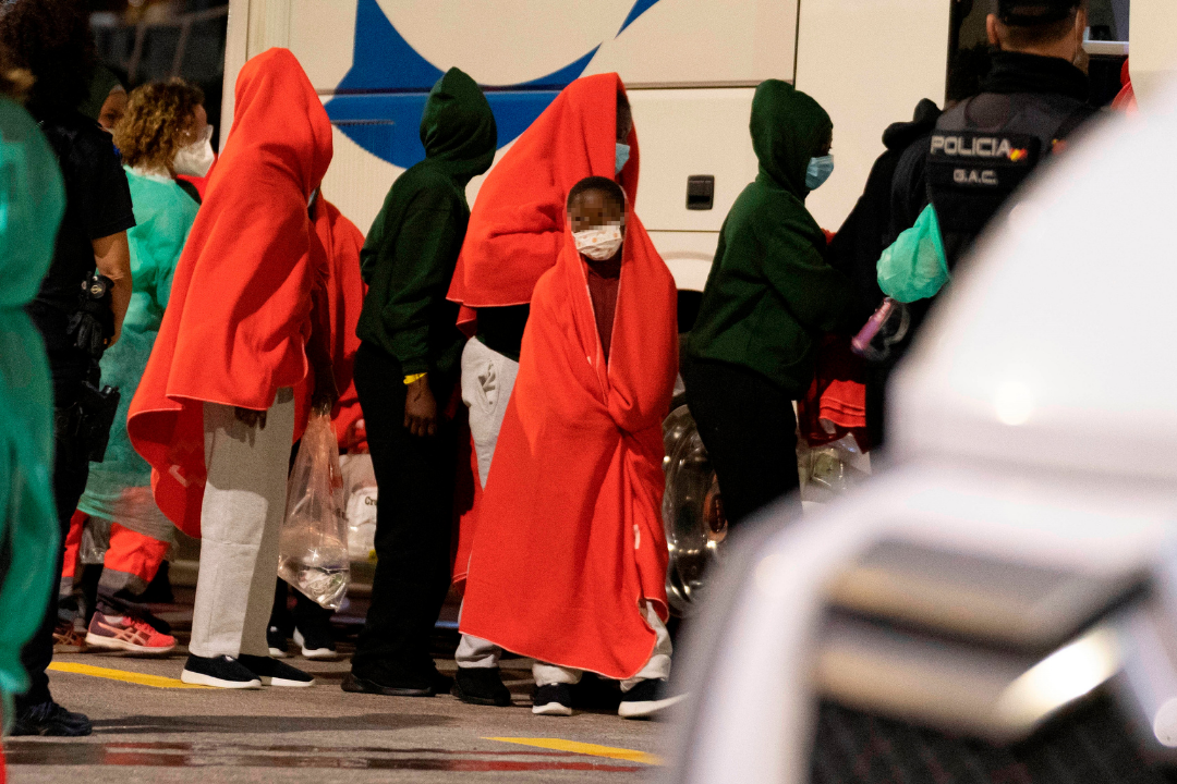 Rescate de una embarcación en aguas de Canarias donde viajaban menores. / EFE