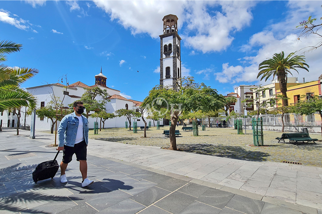 Transeúnte camina por la zona de la iglesia de la Concepción (Tenerife, Canarias)./ AH.