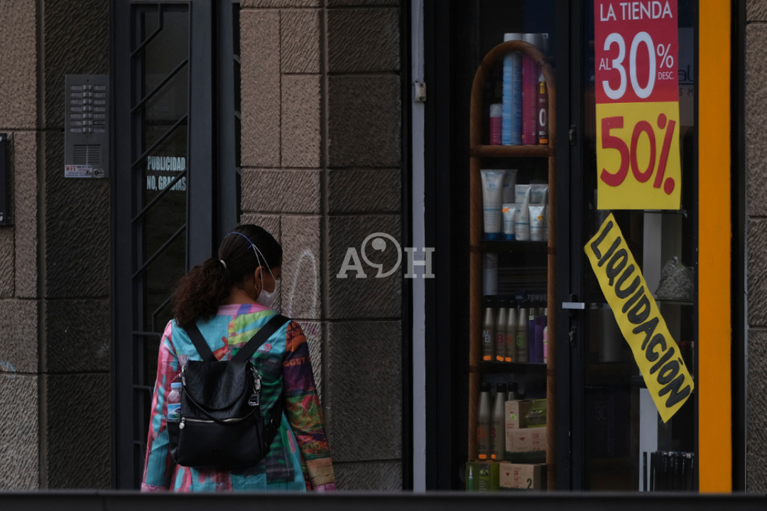 Una mujer pasea por delante de un negocio con liquidación en Canarias. / Jacfotógrafo