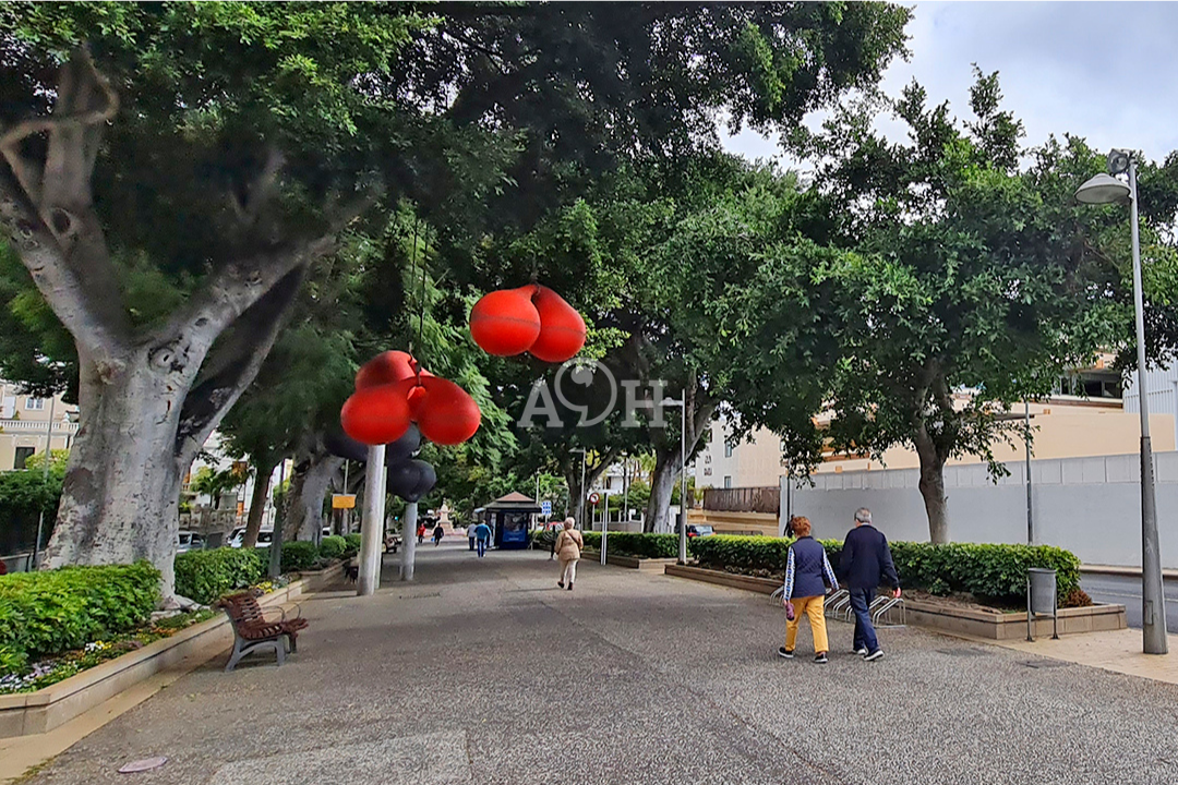 Vecinos pasean por la Rambla de Santa Cruz (Canarias)./