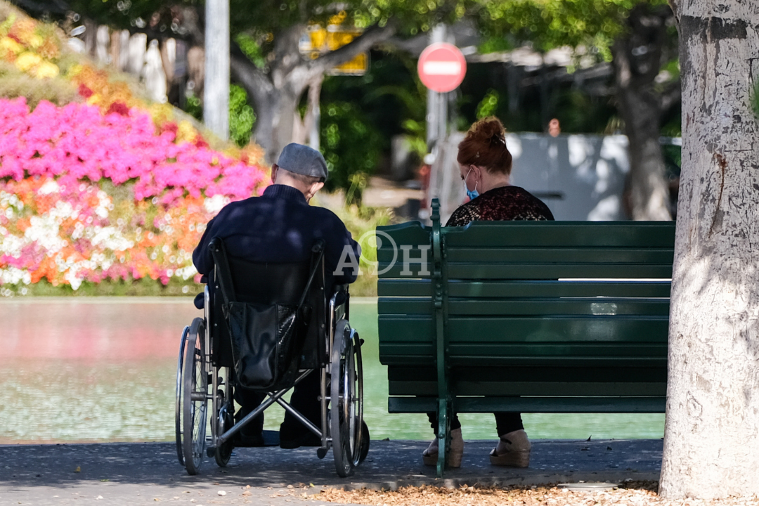 Dos personas sentadas en Santa Cruz de Tenerife. / Jacfotógrafo
