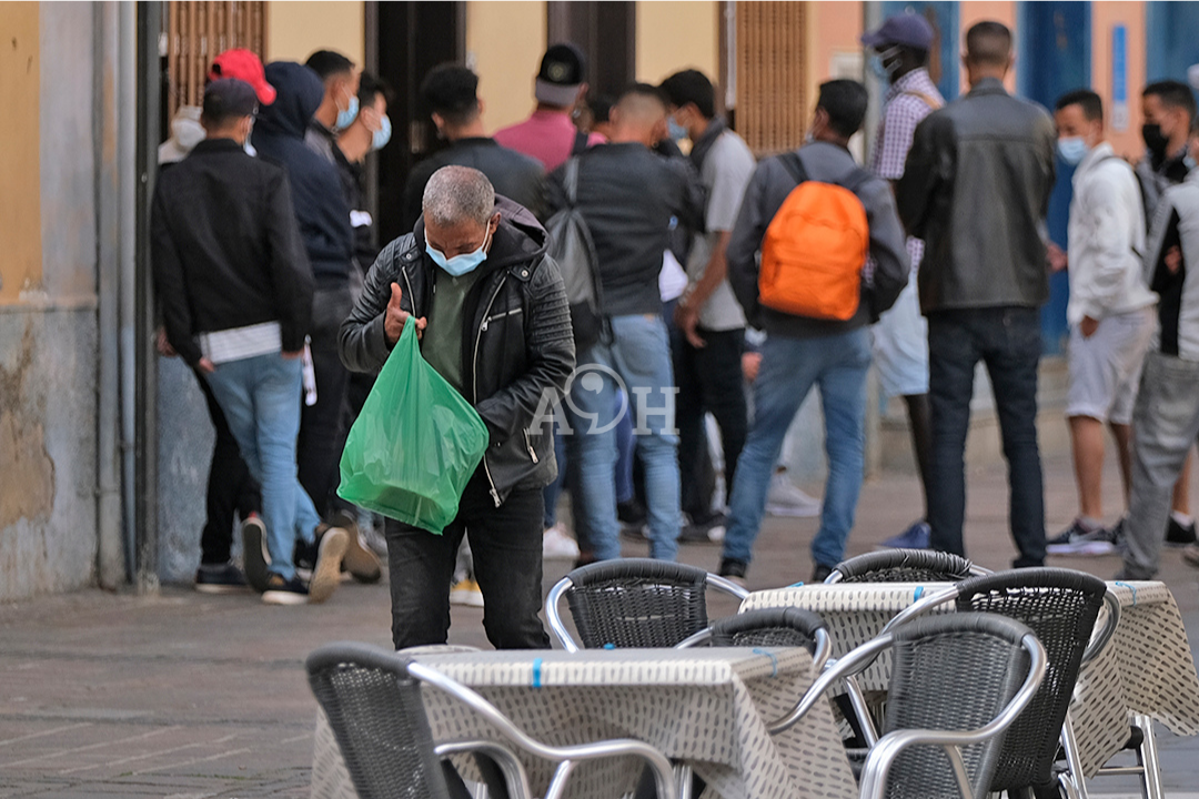 Personas en busca de ayudas sociales. / @jacfotografo