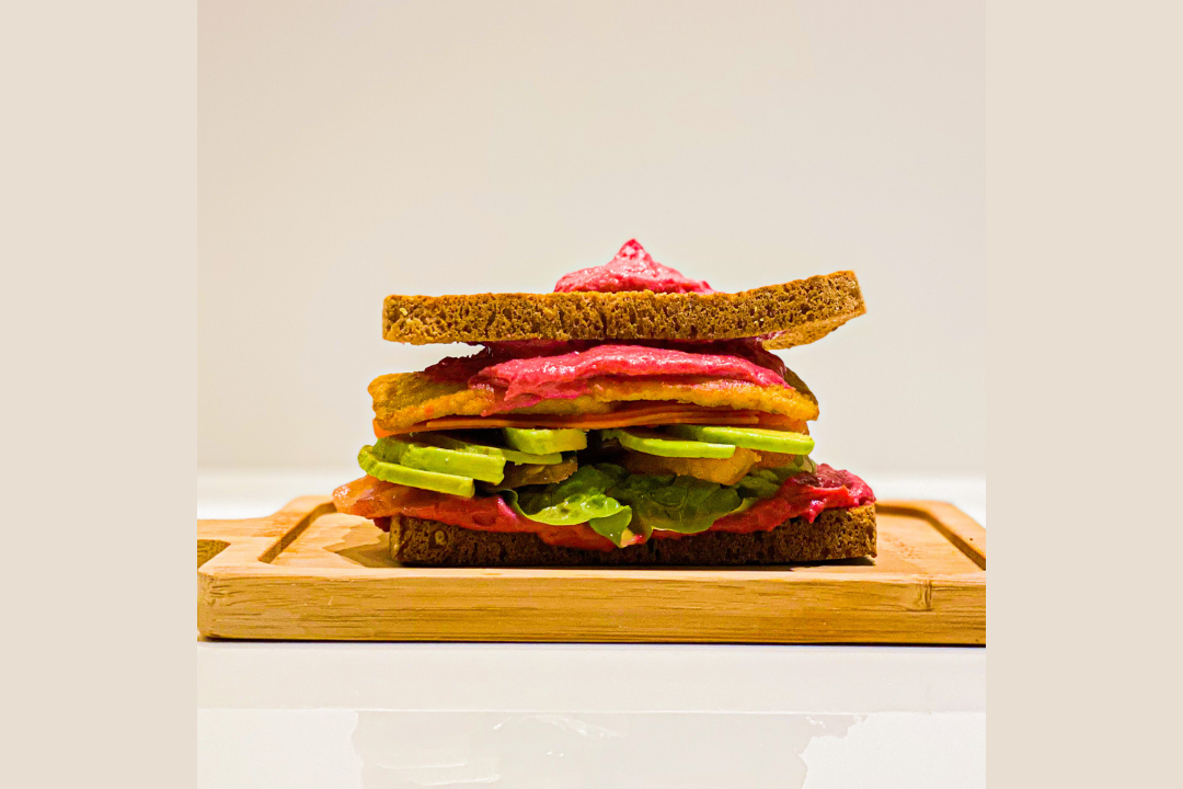 sandwich humus remolacha