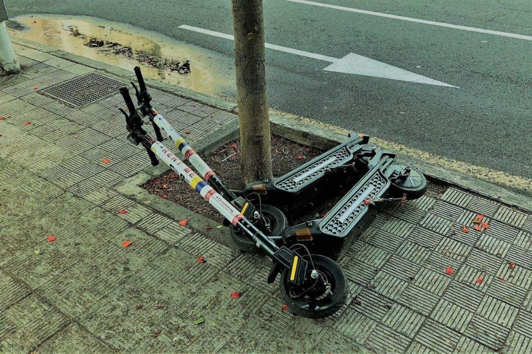 Patinetes eléctricos mal aparcados. / Imagen de la red