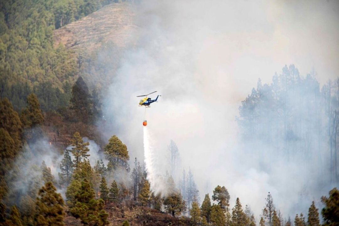 Un helicóptero trata de apagar incendios en Canarias./ Archivo