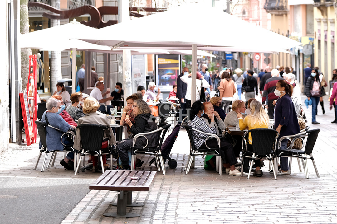 Ciudadanos se reunen en una terraza de Santa Cruz./ AH 