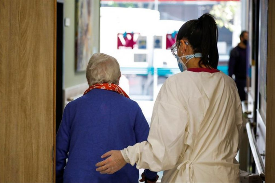 Asistencia a personas mayores en una residencia. / EFE