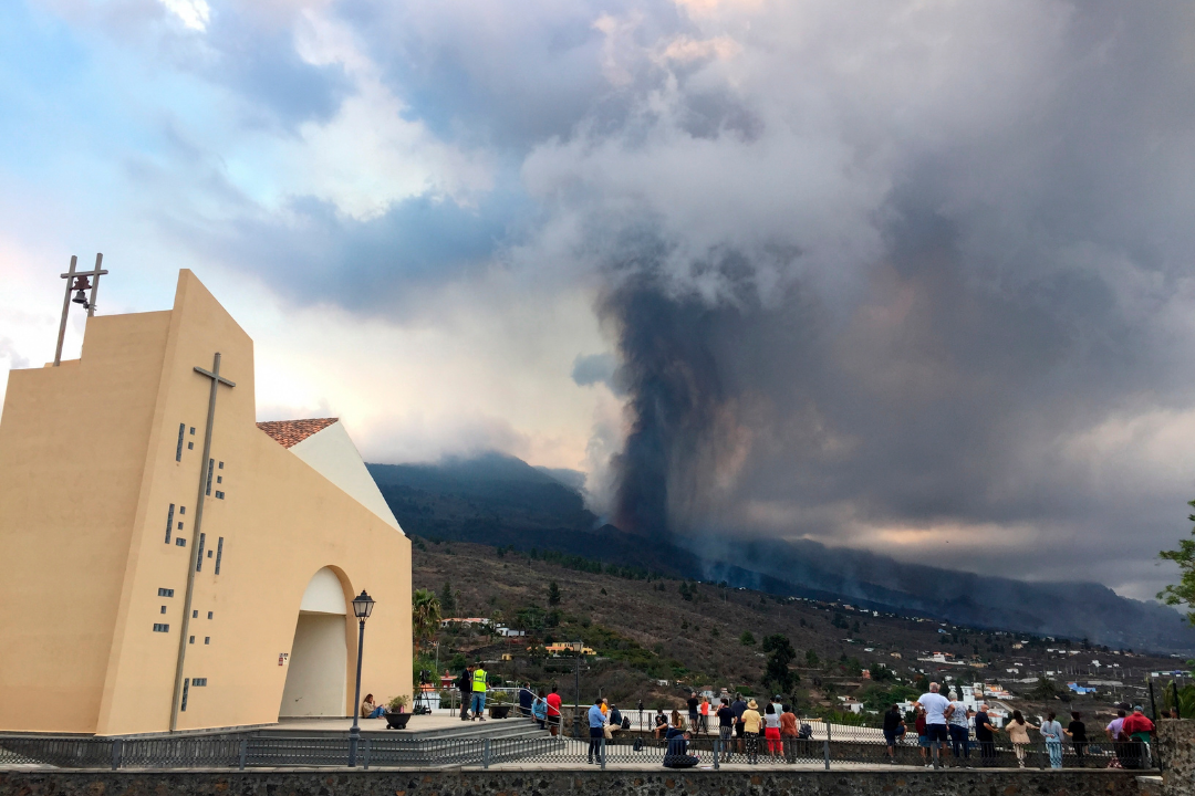 Humo del volcán en la erupción de La Palma | EFE 