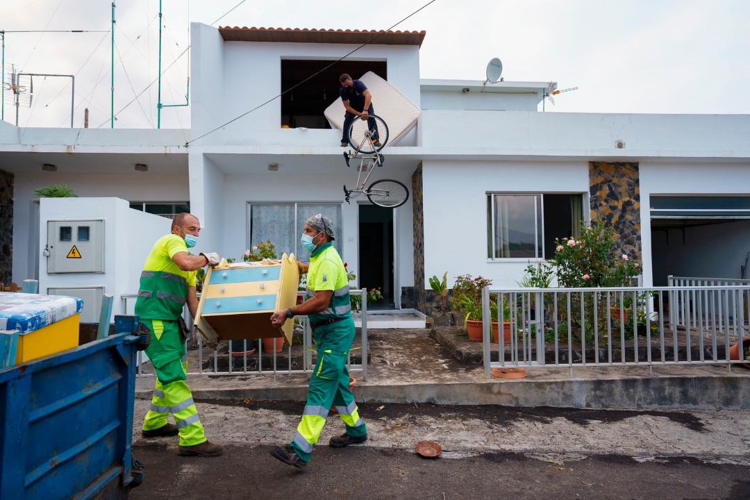 Desalojo de una de las viviendas afectadas por el volcán de Cumbre Vieja, en La Palma. / EFE