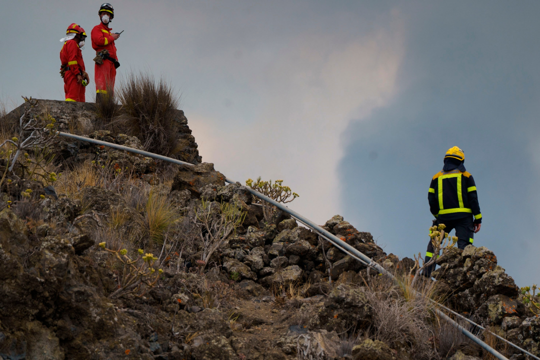 Imagen de archivo de bomberos durante la erupción de La Palma. / 
