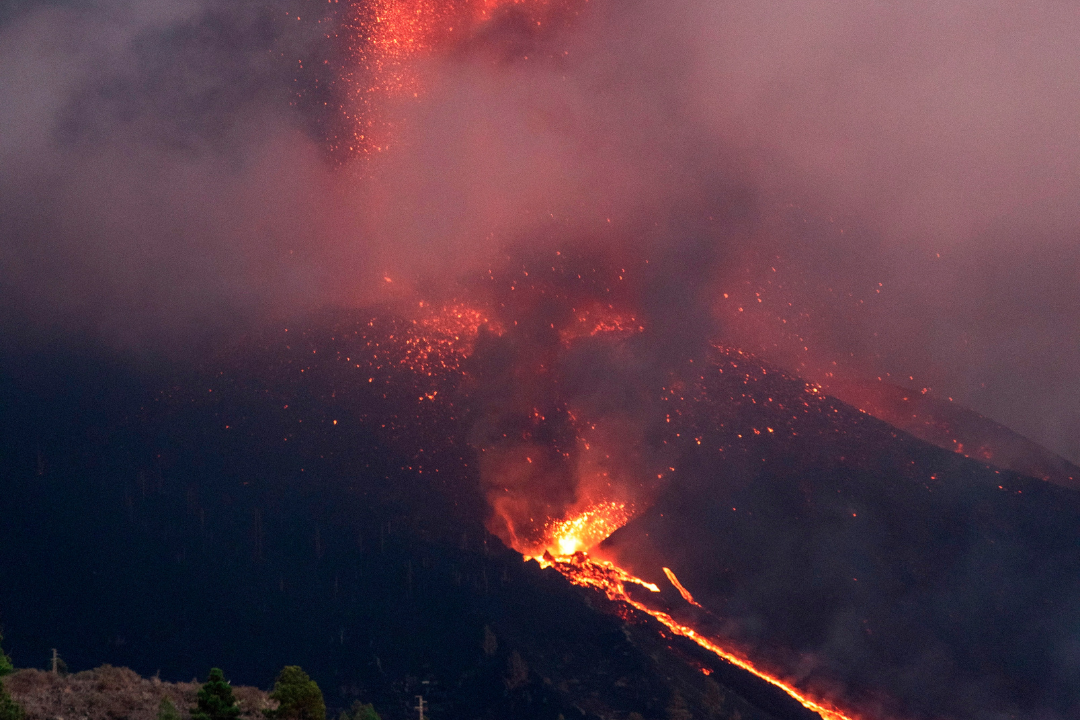 La lava sigue su camino hasta el mar. / Miguel Calero (EFE)