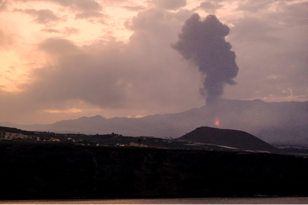 Las cenizas del volcán se empiezan a notar en varios municipios Tenerife ./ Ángel Medina (EFE)