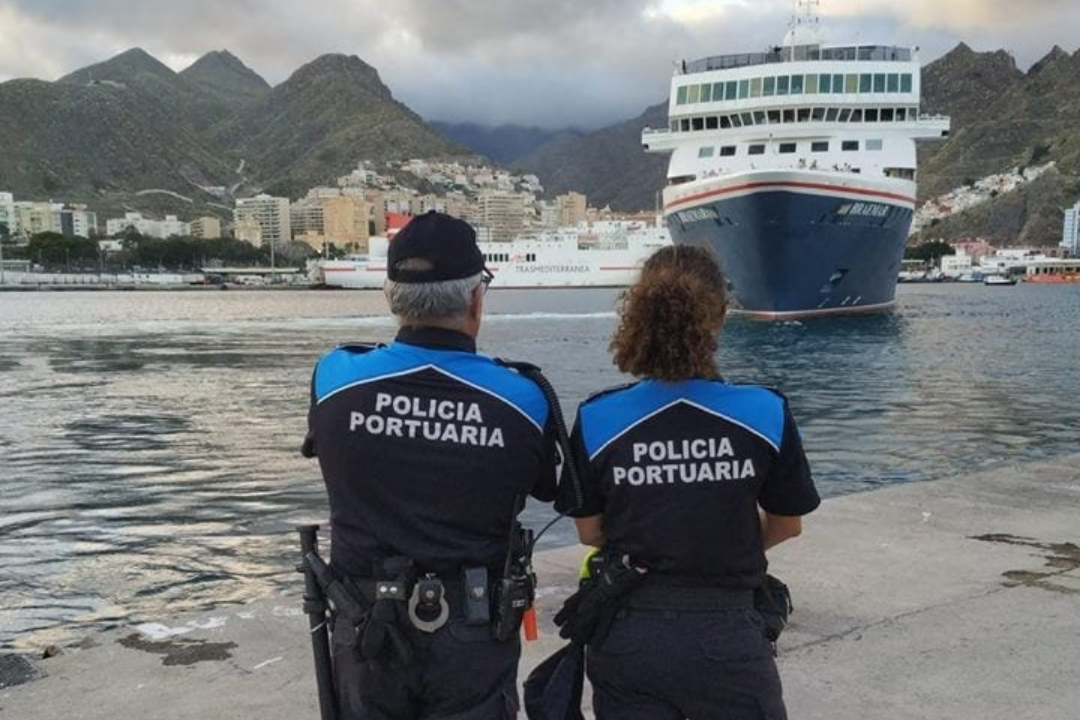 Dos agentes de la Po