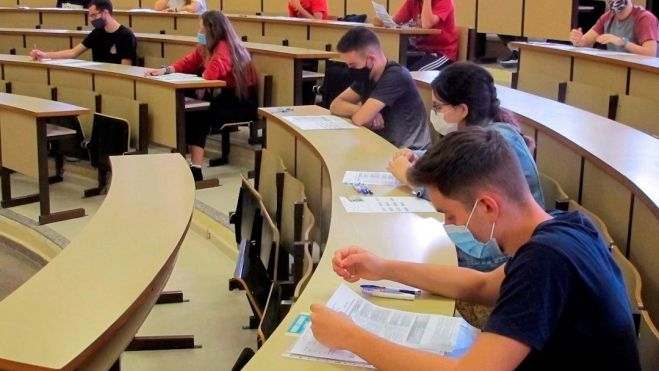 Alumnos haciendo la pruebas de acceso para la Universidad (EBAU) / ARCHIVO