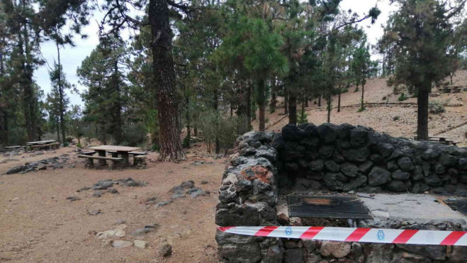 Una zona recreativa precintada para que no se hagan chuletadas./ ARCHIVO