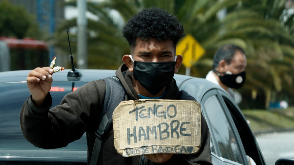 Una persona sumida en la pobreza en Canarias./ EFE