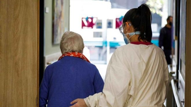 Una sanitaria ayuda a una persona mayor con dependencia. / Archivo agencias Una sanitaria ayuda a una persona mayor con dependencia. / Archivo agencias