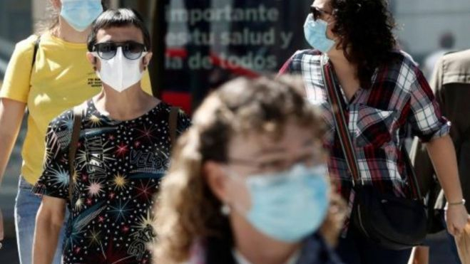 Gente con mascarillas por la pandemia de la COVID-19. / Archivo