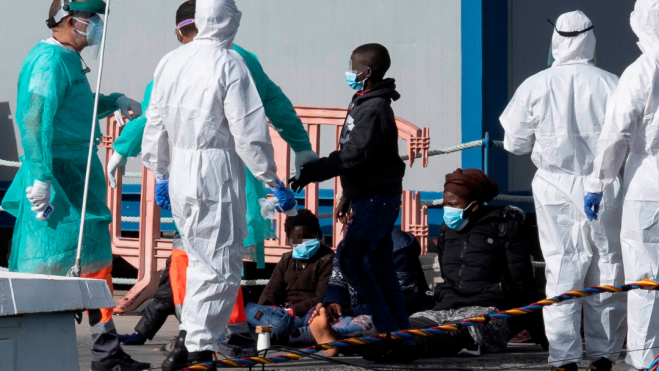 Un menor migrante llegando a Canarias. / EFE Un menor migrante llegando a Canarias. / EFE