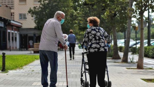 Personas mayores en Canarias durante la época de pandemia. / EFE 
