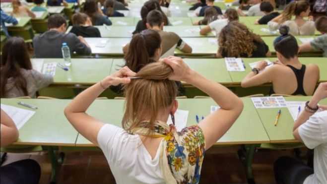 Grupo de estudiantes hacen un examen en Canarias./ EFE- Archivo