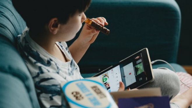 Niño con una tablet / AH