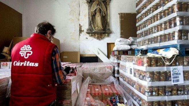 Imagen de un almacén de Cáritas con comida. / AH