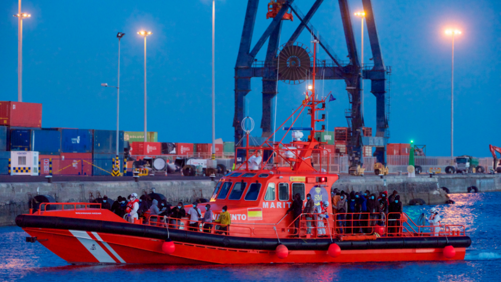Imagen de archivo del rescate de un grupo de personas llegadas en pateras. / EFE
