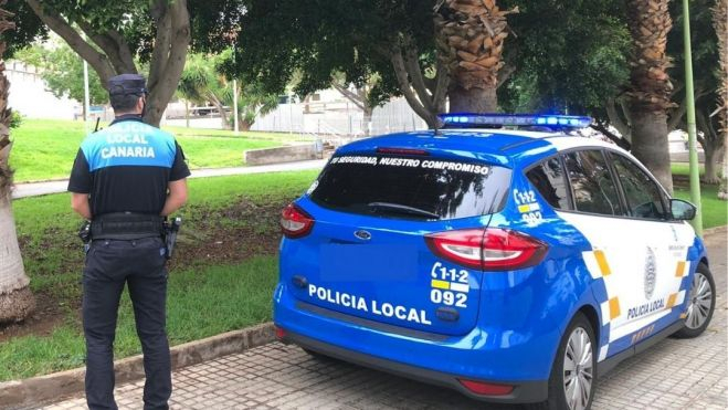 Un policía Local en un parque de Santa Cruz de Tenerife. / Archivo
