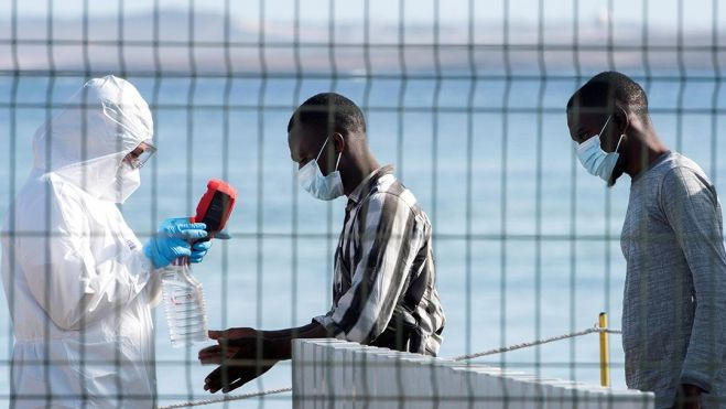 Varios migrantes subsaharianos llegan a puerto después de pasar días en el mar./ Archivo