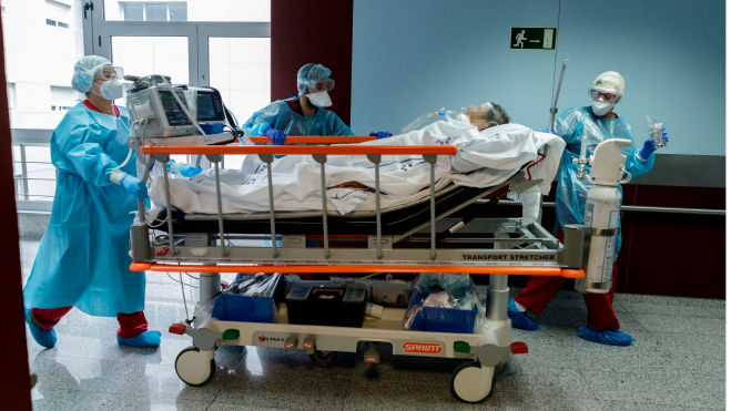 Sanitarios del Hospital Universitario de Canarias (HUC) trasladan a un paciente./ EFE - RAMÓN DE LA ROCHA